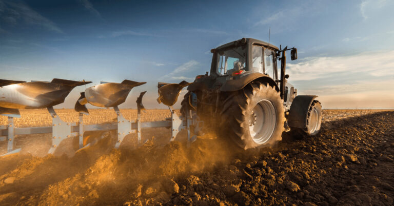 Traktor mit Pflug