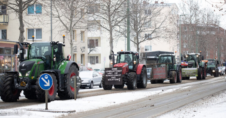 Bauernproteste im Winter mit Traktoren