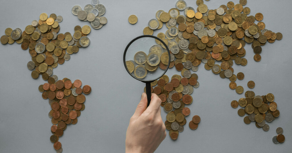Münzen angeordnet in der Form einer Weltkarte