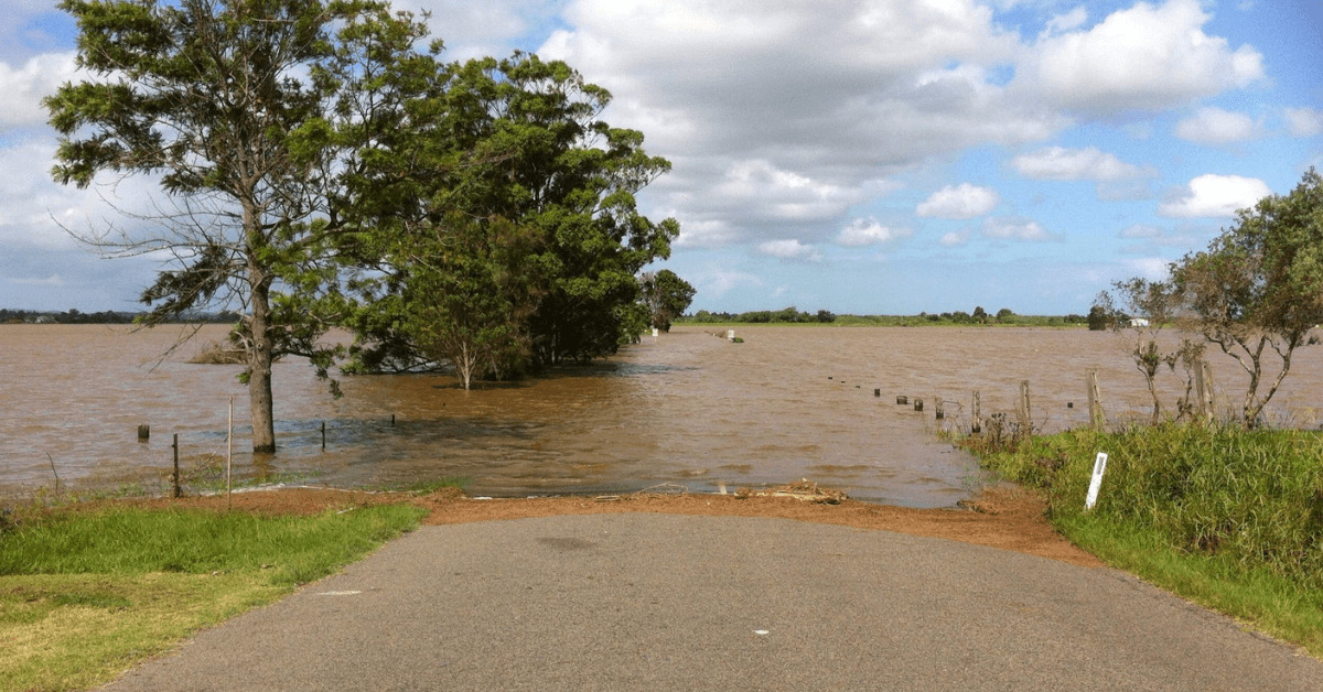 Überflutung Feld und Landstraße