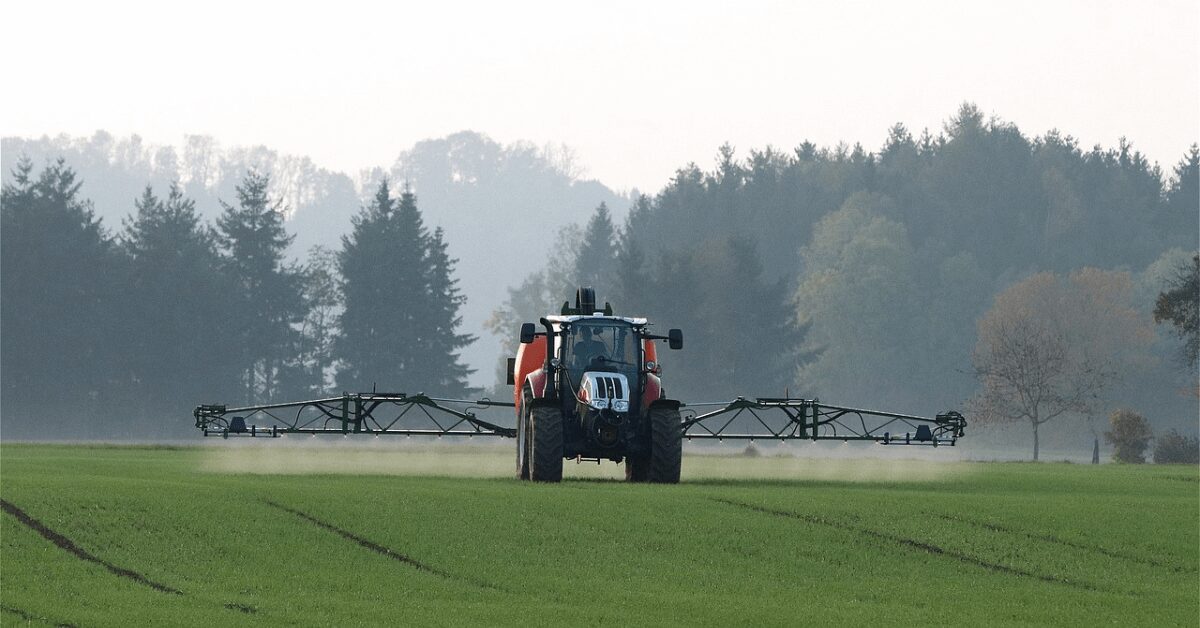 Traktor mit Pflanzenschutz