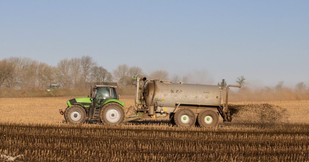 Gülleausbringung mit einem Traktor auf einem Feld